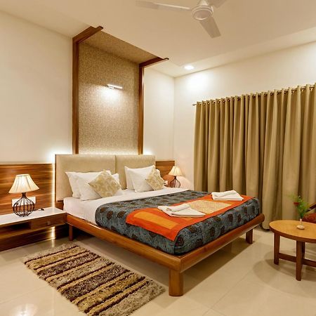 Hotel Woodland Kolhapur Buitenkant foto