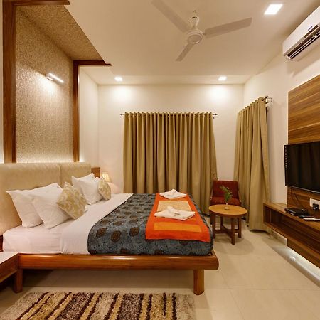 Hotel Woodland Kolhapur Buitenkant foto