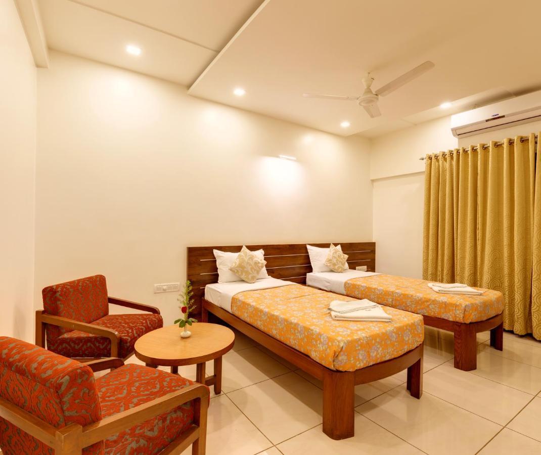 Hotel Woodland Kolhapur Buitenkant foto