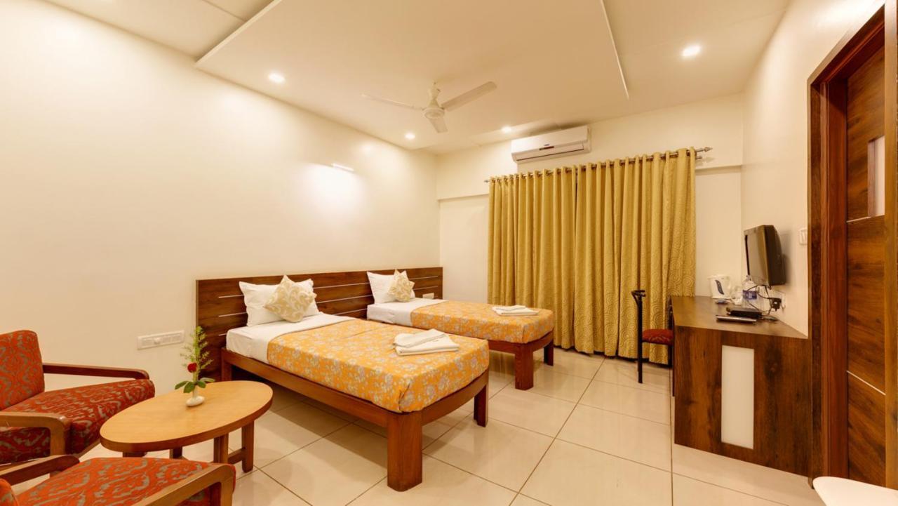 Hotel Woodland Kolhapur Buitenkant foto
