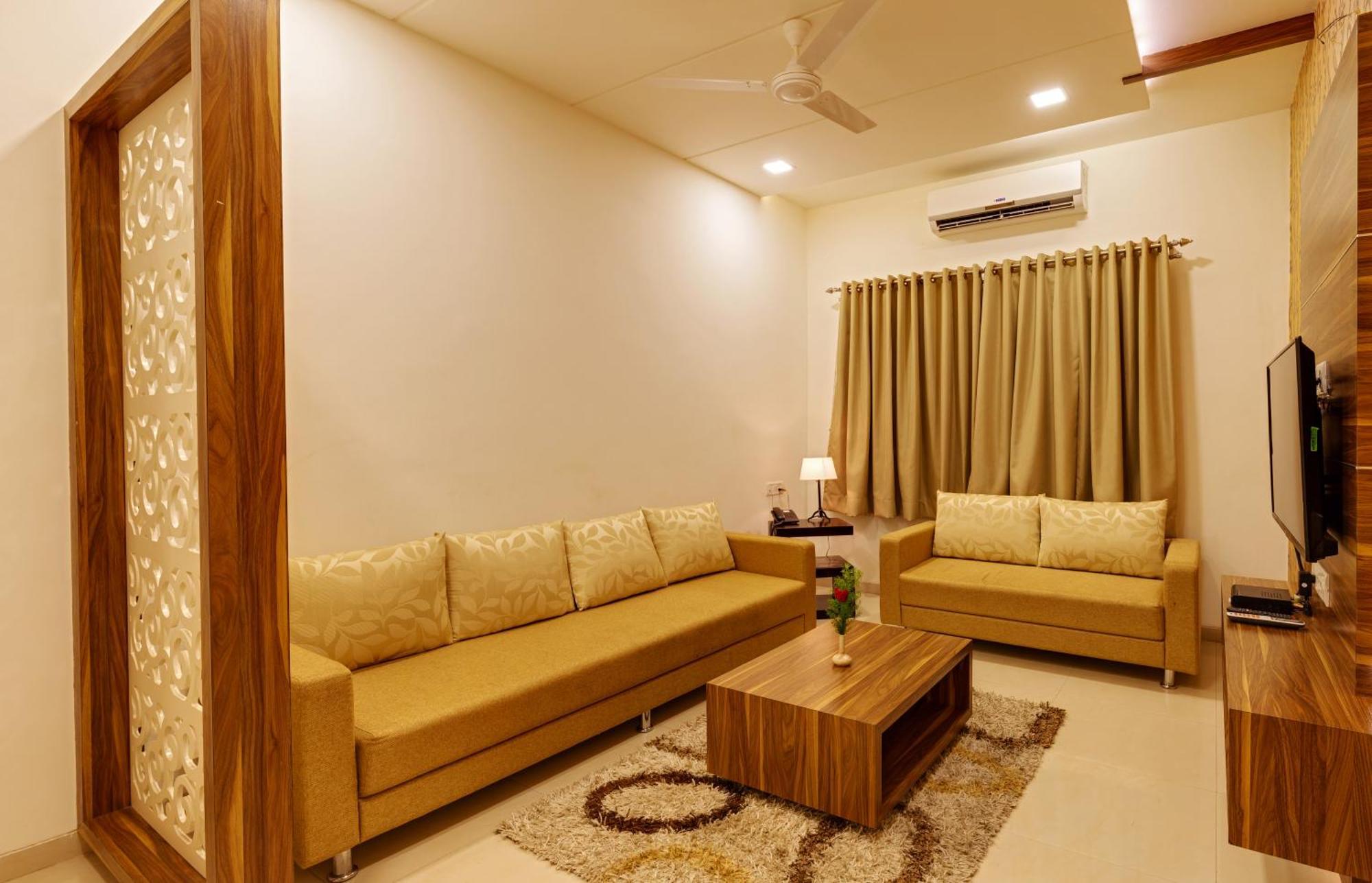 Hotel Woodland Kolhapur Buitenkant foto
