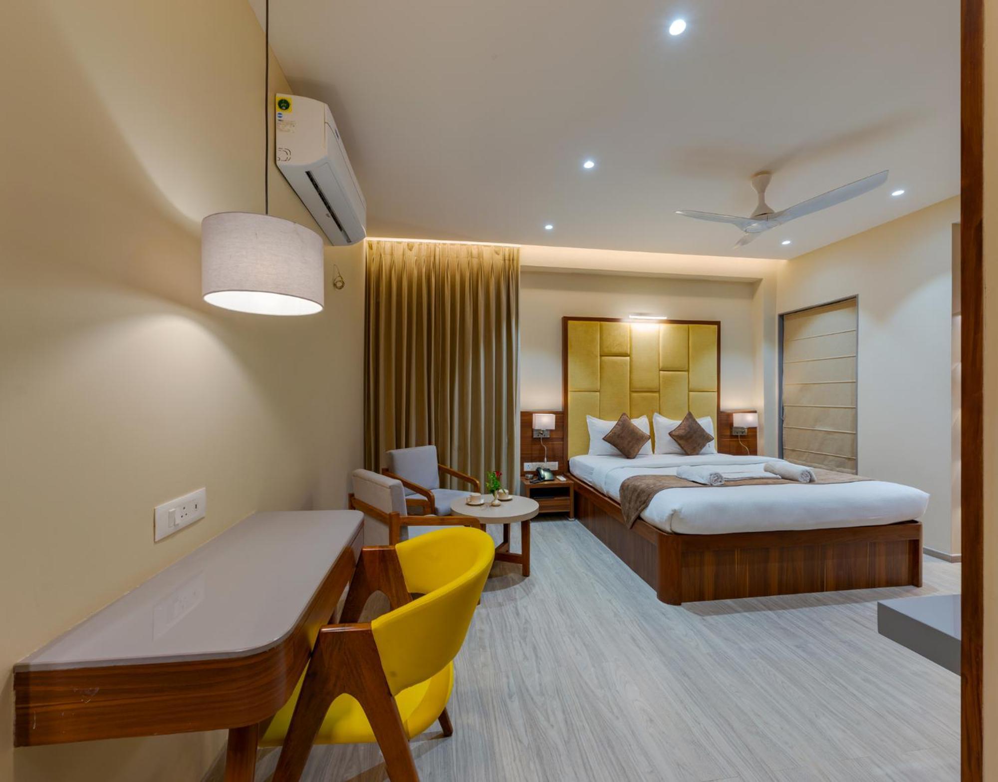 Hotel Woodland Kolhapur Buitenkant foto