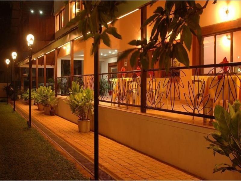 Hotel Woodland Kolhapur Buitenkant foto