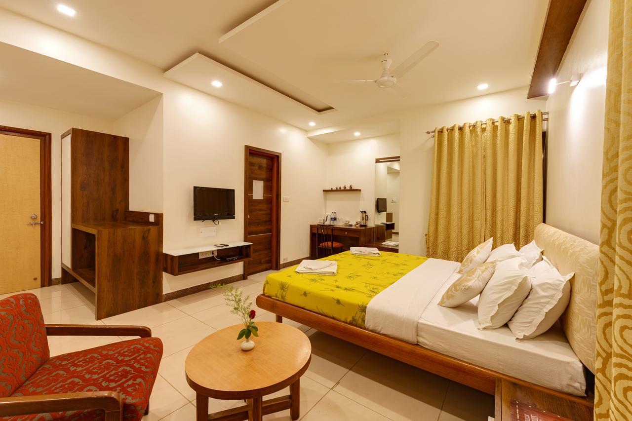 Hotel Woodland Kolhapur Buitenkant foto