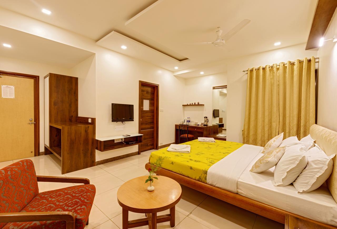 Hotel Woodland Kolhapur Buitenkant foto