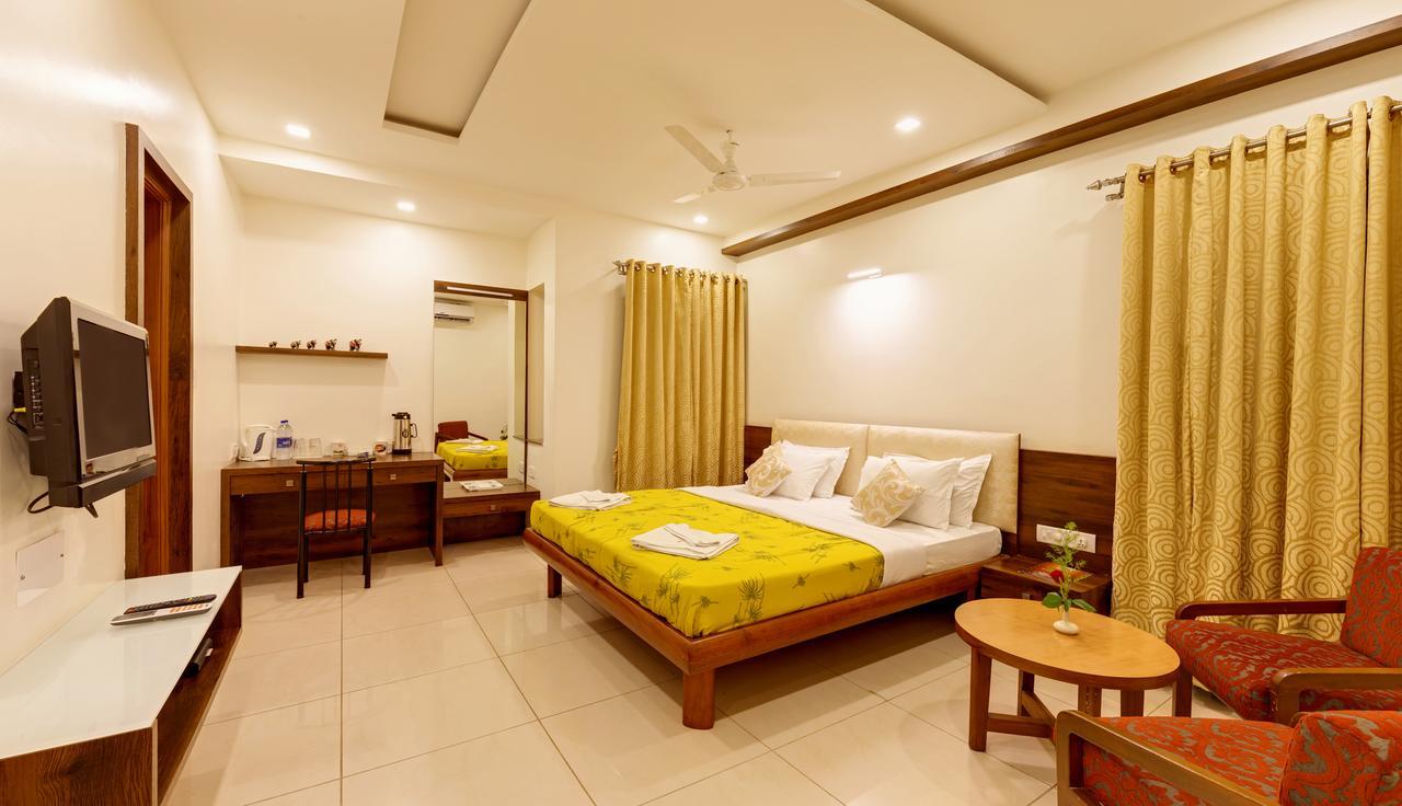 Hotel Woodland Kolhapur Buitenkant foto