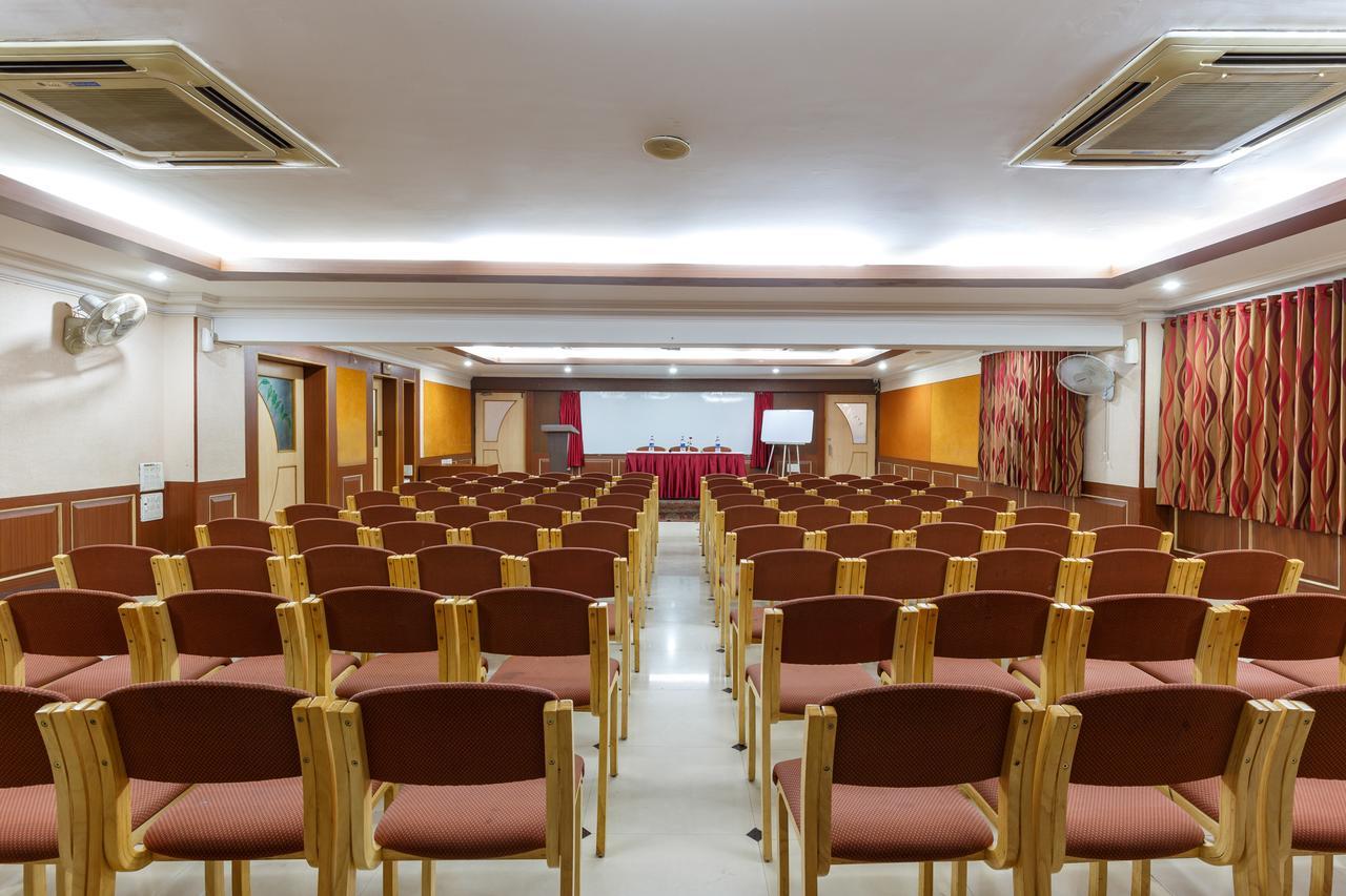 Hotel Woodland Kolhapur Buitenkant foto