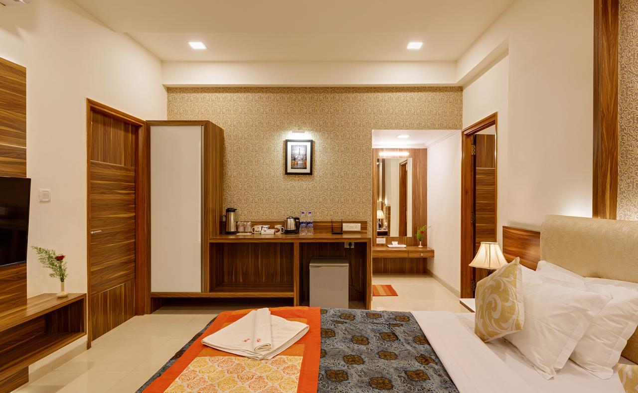 Hotel Woodland Kolhapur Buitenkant foto