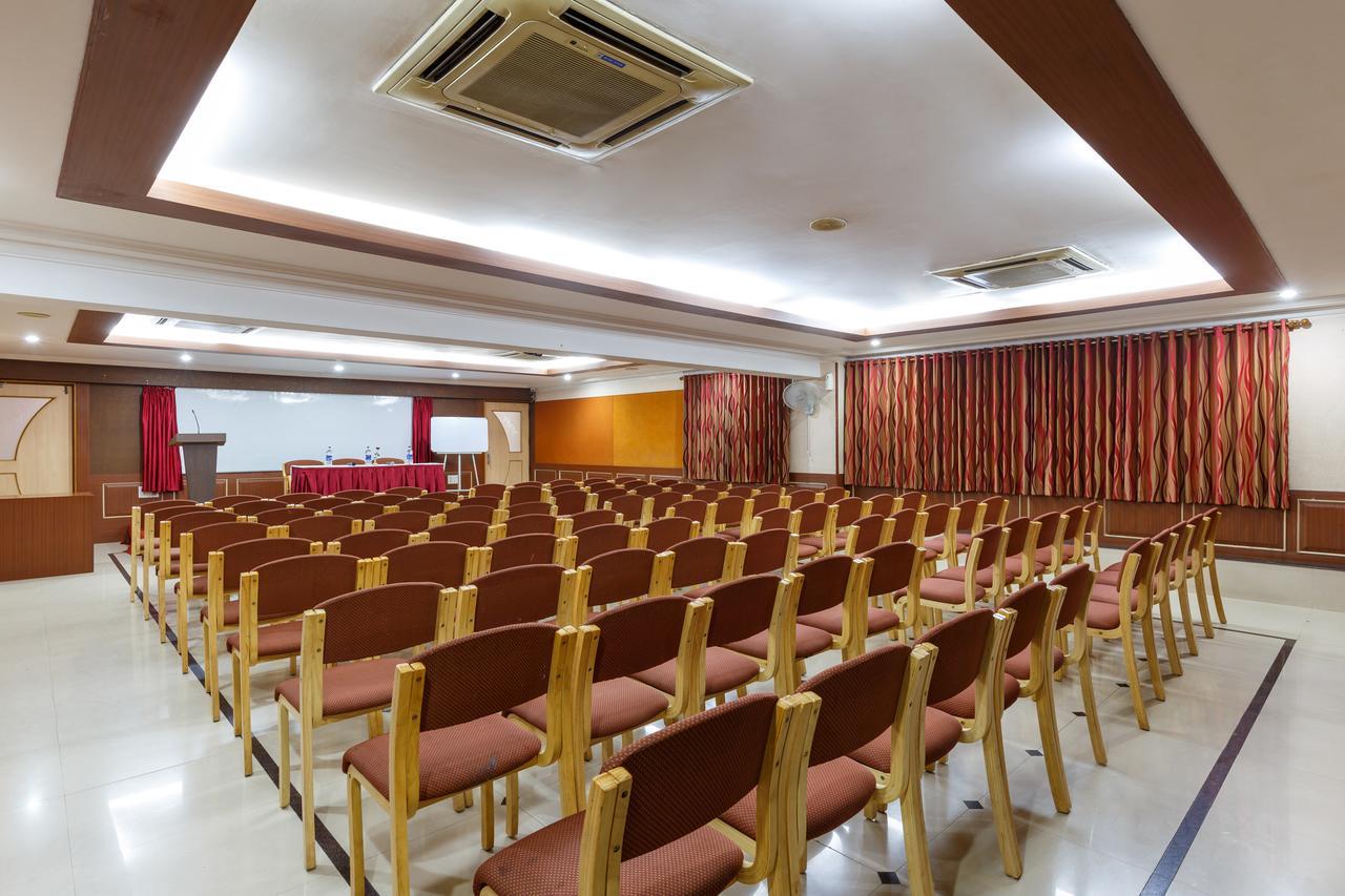 Hotel Woodland Kolhapur Buitenkant foto