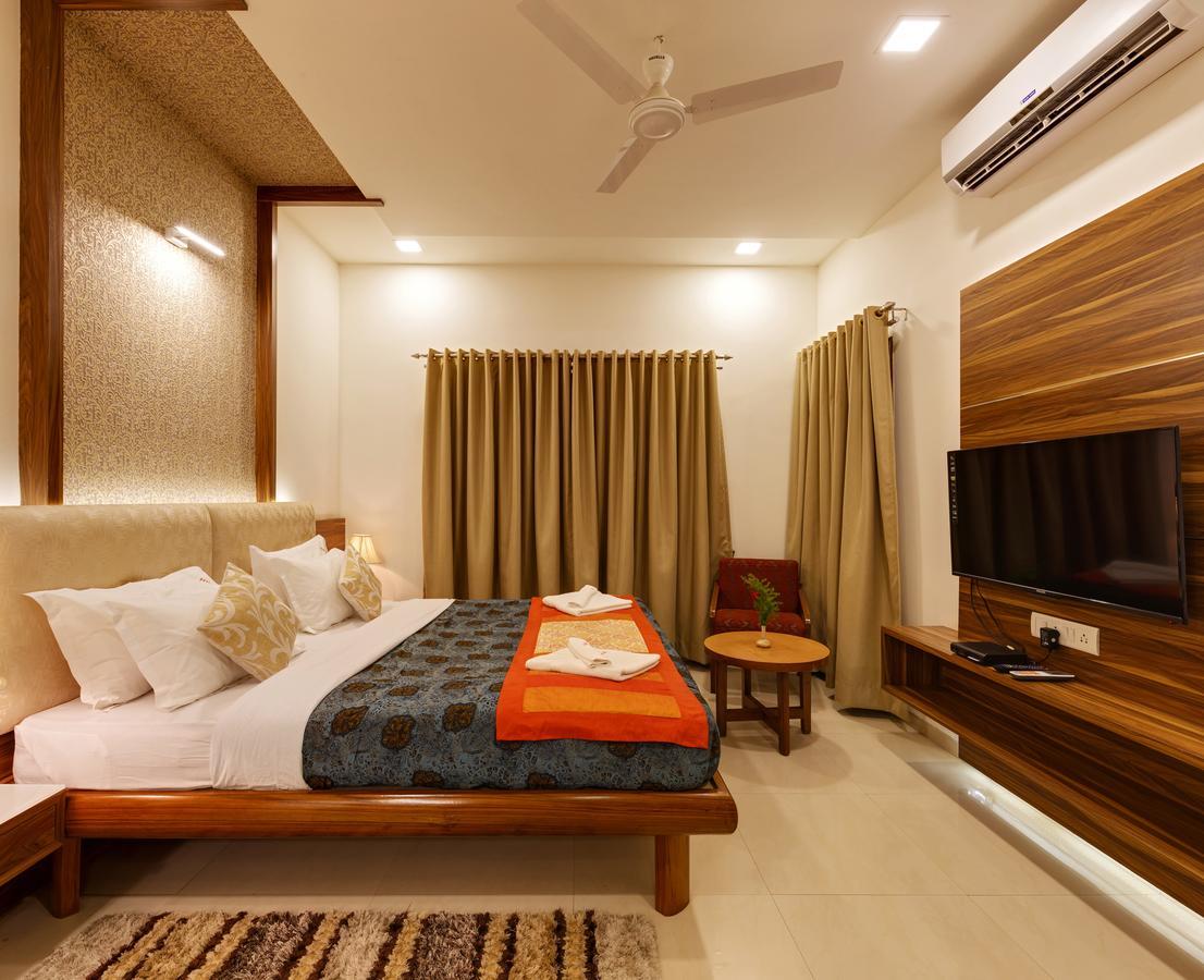 Hotel Woodland Kolhapur Buitenkant foto