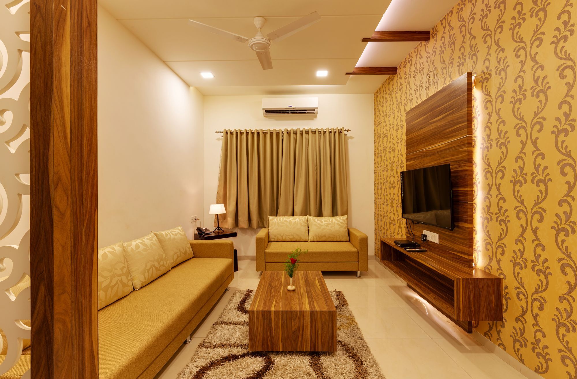 Hotel Woodland Kolhapur Buitenkant foto