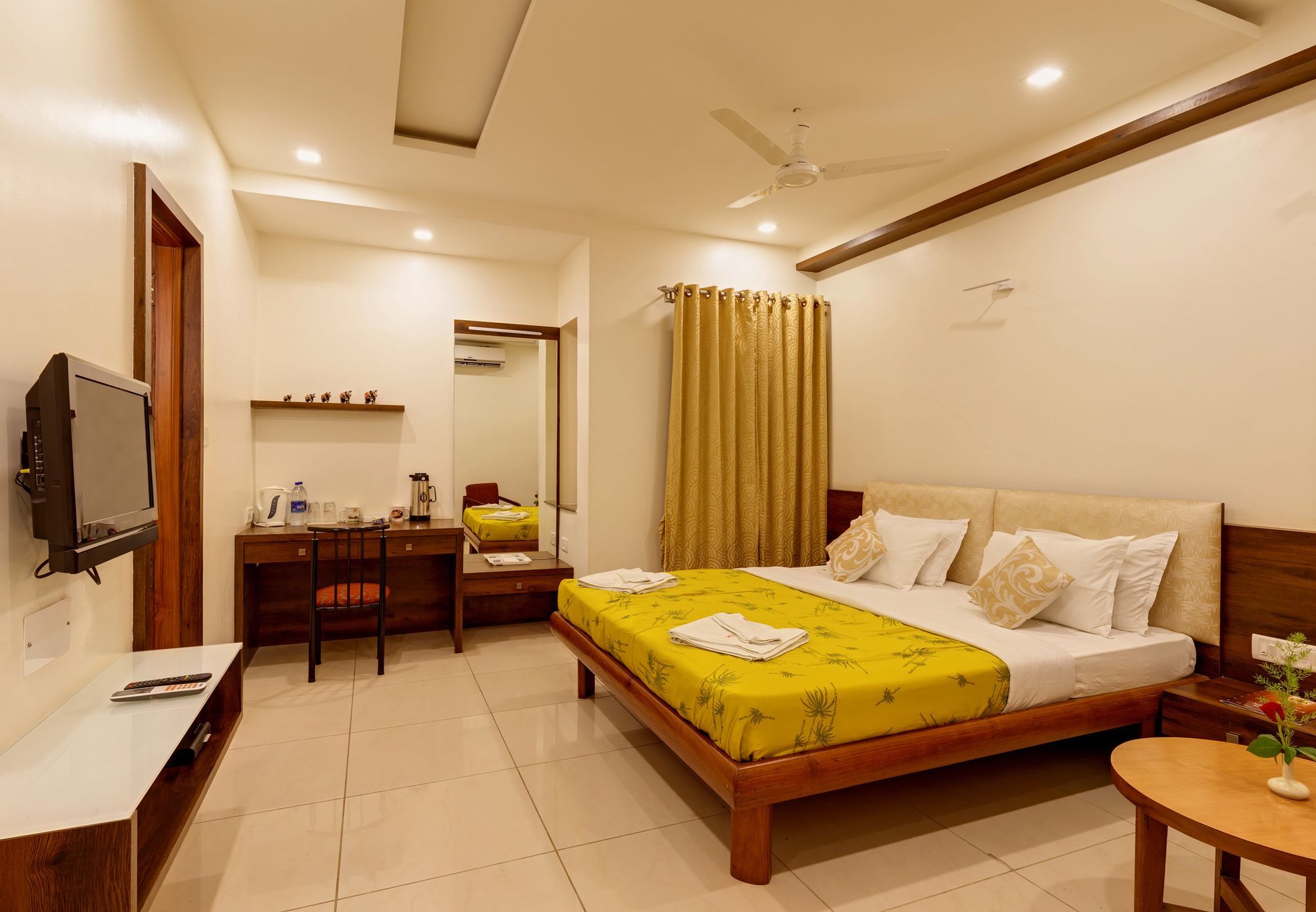 Hotel Woodland Kolhapur Buitenkant foto