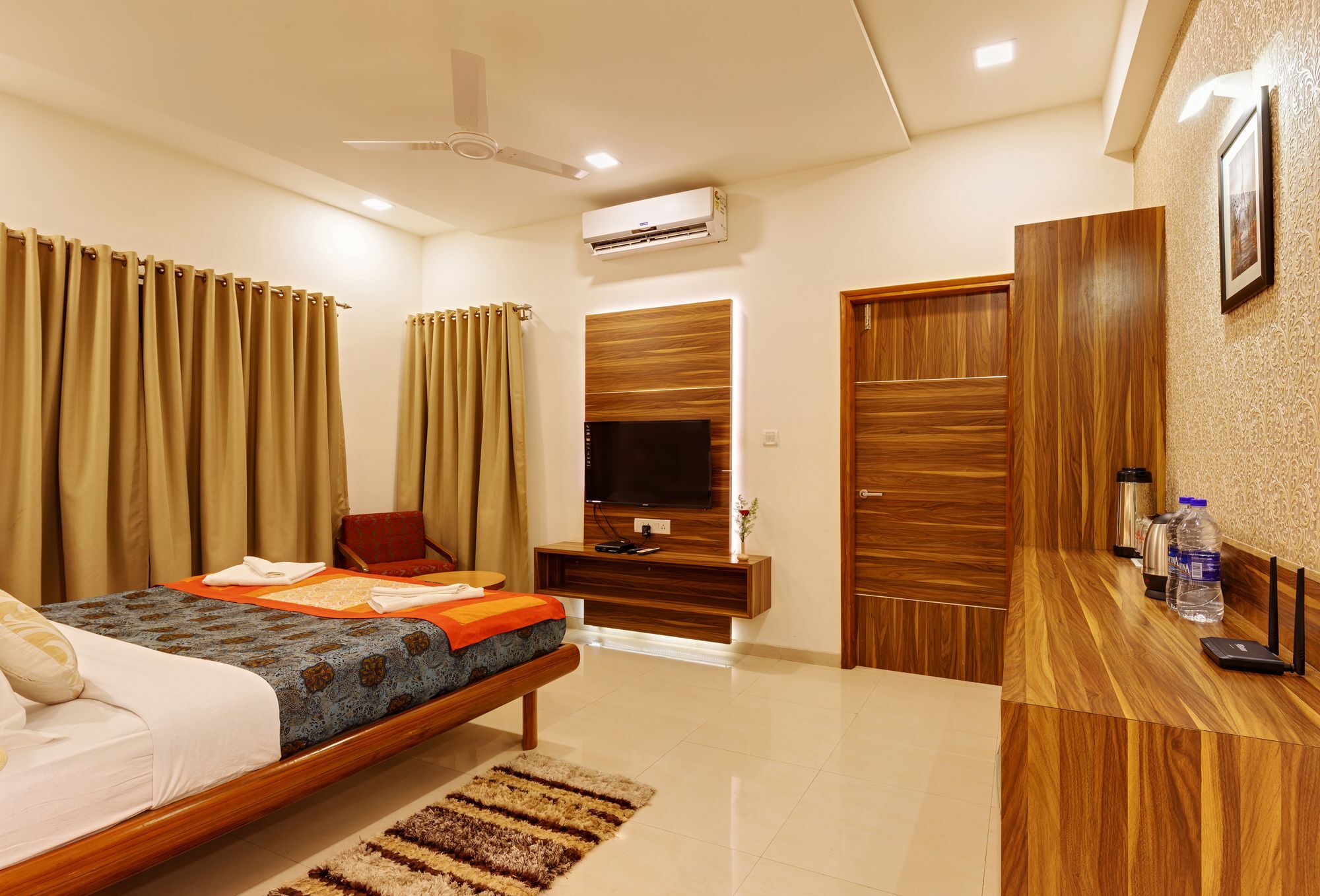 Hotel Woodland Kolhapur Buitenkant foto
